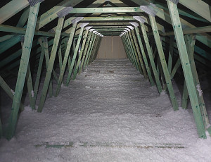 Zateplení stropu novostavby dřevostavby pomocí foukané izolace